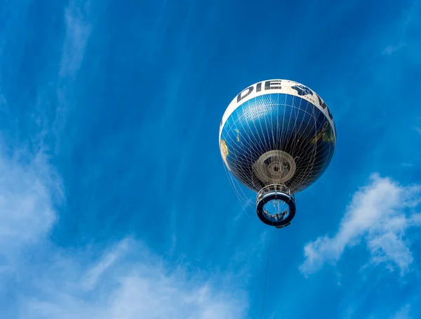 ベルリンハイフライヤー世界はベルリンの連邦財務省の光景として気球を捕獲 Wilhelmstrasse ベルリン ドイツ — ストック写真