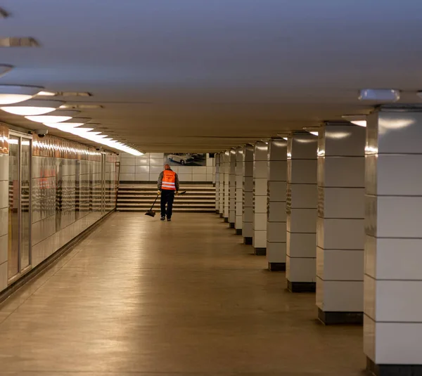 Nástěnné Malby Dlaždicích Prázdné Podzemní Chodby Stanici Schillingstrasse Mitte Berlín — Stock fotografie