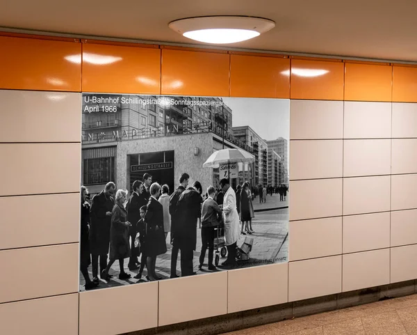 Fayanslardaki resimler ve Schillingstrasse U istasyonundaki boş yeraltı geçitleri, Mitte, Berlin, Almanya