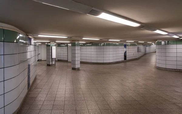 Nástěnné Malby Dlaždicích Prázdné Podzemní Chodby Stanici Schillingstrasse Mitte Berlín — Stock fotografie