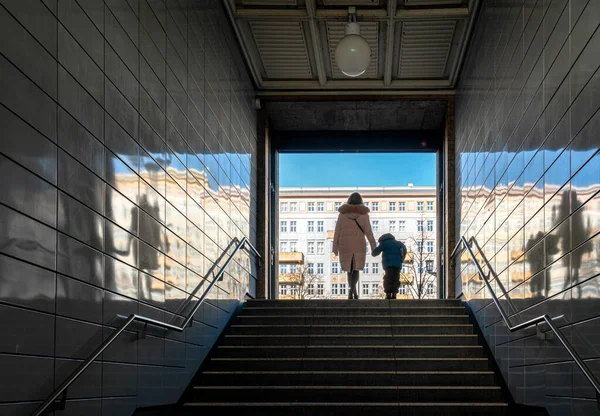 Pasażerowie Przy Zjeździe Stacji Bahn Strausberger Platz Berlin — Zdjęcie stockowe