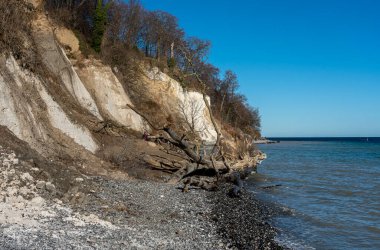 Korsan geçidi, Sassnitz, Ruegen, Mecklenburg-vorpommern, Almanya 'nın çakıl taşı sahillerindeki yamaçlar ve tebeşir kayalıkları.