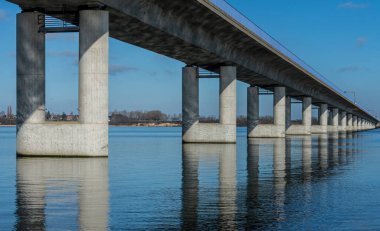 Rgendamm 'daki Rgen Köprüsü ile Almanya' nın başkenti Stralsund, Mecklenburg-Batı Pomerania arasındaki