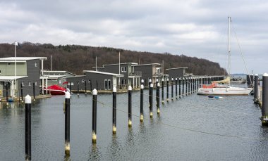 Tekne iskelesi, küçük bir ev, marina, Lauterbach, Rgen adası, Mecklenburg-Batı Pomerania, Almanya