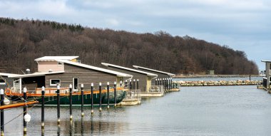 Tekne iskelesi, küçük bir ev, marina, Lauterbach, Rgen adası, Mecklenburg-Batı Pomerania, Almanya
