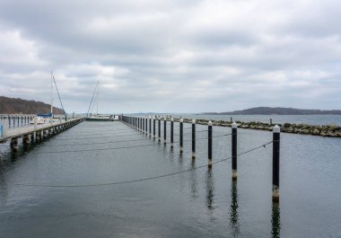 Mevsimin başlarında, Lauterbach marinası, Rgen adası, Mecklenburg-Batı Pomerania, Almanya 'daki stilt evlerde tekne iskelesi.