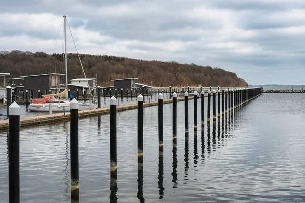 Mevsimin başlarında, Lauterbach marinası, Rgen adası, Mecklenburg-Batı Pomerania, Almanya 'daki stilt evlerde tekne iskelesi.