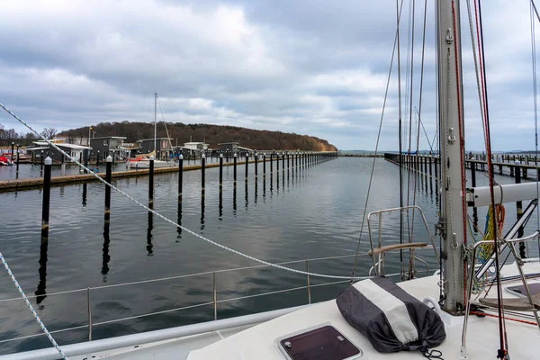 Mevsimin başlarında, Lauterbach marinası, Rgen adası, Mecklenburg-Batı Pomerania, Almanya 'daki stilt evlerde tekne iskelesi.