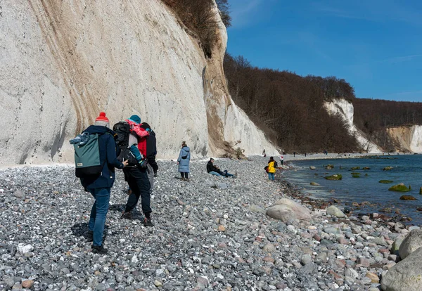 Turisti Escursionisti Sulle Scogliere Gesso Piratenschlucht Sassnitz Rgen Meclemburgo Pomerania — Foto Stock