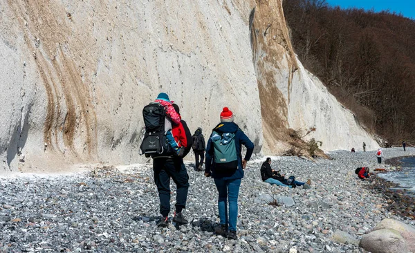 Turisti Escursionisti Sulle Scogliere Gesso Piratenschlucht Sassnitz Rgen Meclemburgo Pomerania — Foto Stock