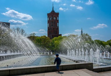 Alexanderplatz, Mitte, Berlin, Almanya 'daki çeşmeler ve çeşmeler