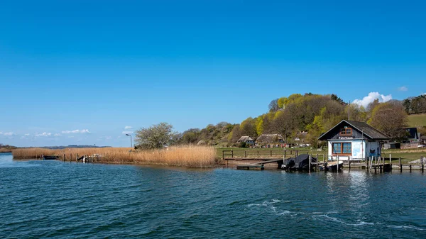 フェリーハウスとフェリー Baabe Sellin Moritzdorf Connecting Canal Selliner See Rgen Island — ストック写真