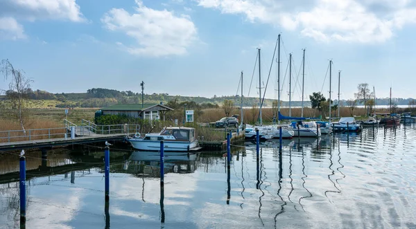 セーリン湖 ルーゲン島 メクレンブルク 西ポメラニア ドイツのBaabeスポーツボートクラブでのセーリングボートや漁船 — ストック写真