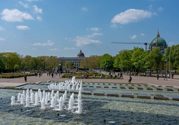 Alexanderplatz, Mitte, Berlin, Almanya 'daki çeşmeler ve çeşmeler
