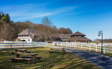 Ralswiek, Ruegen, Mecklenburg-Batı Pomerania, Almanya yakınlarındaki bir at çiftliğinde tarlalar ve çayırlar kurulmuş.