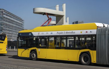 Hertzstrasse, Berlin, Almanya 'daki Zooloji Garı otobüs durağındaki elektrik metrosu otobüsü.