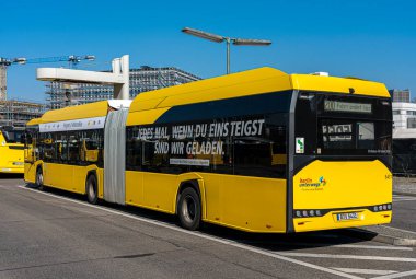 Hertzstrasse, Berlin, Almanya 'daki Zooloji Garı otobüs durağındaki elektrik metrosu otobüsü.
