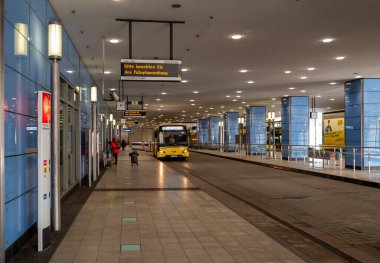 Toplu taşıma, Steglitz 'deki otobüs durağı, Berlin, Almanya