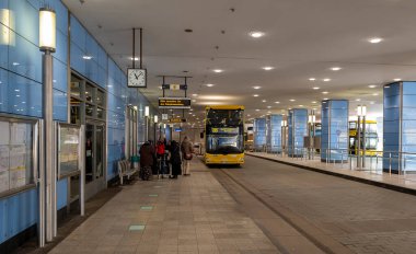 Toplu taşıma, Steglitz 'deki otobüs durağı, Berlin, Almanya