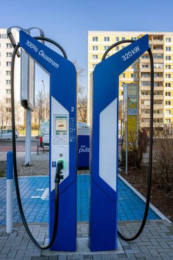 Berlin, Almanya 'da bir benzin istasyonunun yanında yeşil elektrik olan şarj istasyonu.