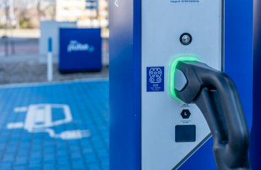 Berlin, Almanya 'da bir benzin istasyonunun yanında yeşil elektrik olan şarj istasyonu.