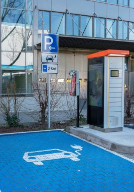 Berlin, Almanya 'da bir benzin istasyonunun yanında yeşil elektrik olan şarj istasyonu.