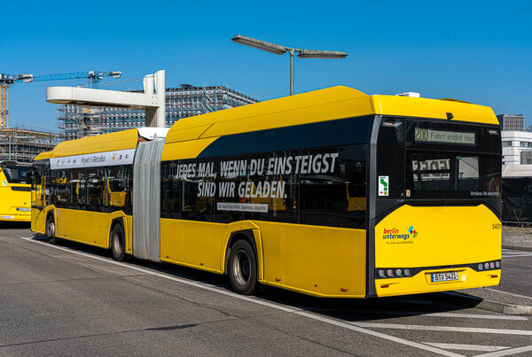 Электробус на зарядной станции автостанции "Зоология" в немецком городе Герцштрассе
