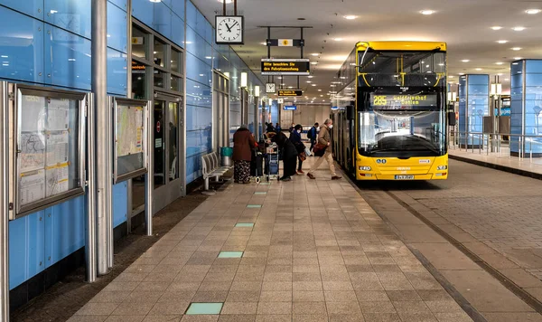Toplu taşıma, Steglitz 'deki otobüs durağı, Berlin, Almanya