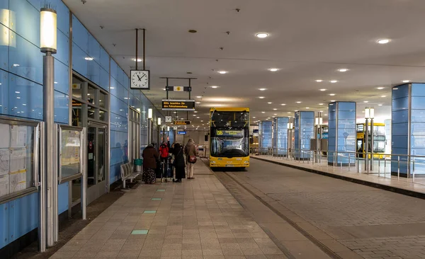 Toplu taşıma, Steglitz 'deki otobüs durağı, Berlin, Almanya