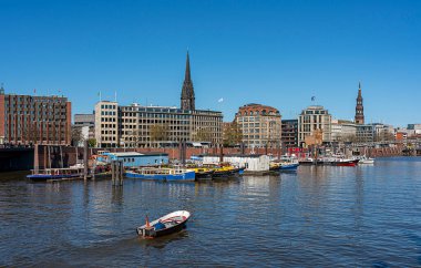 Mhren ve Hohe Brucke yakınlarındaki ticari binaları gören Kehrwieder limanı, Hamburg, Almanya