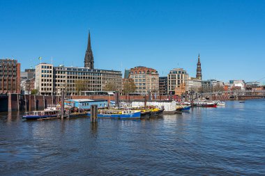 Mhren ve Hohe Brucke yakınlarındaki ticari binaları gören Kehrwieder limanı, Hamburg, Almanya