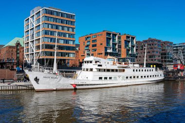 Sandtorhafen, geleneksel gemi limanıyla Sandtorkai, Hamburg, Almanya