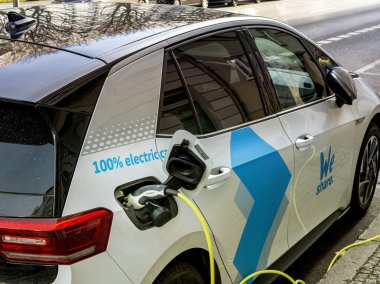 Şarj istasyonunda elektrikli araba paylaşımı, Berlin, Almanya