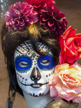 maskierte Schaufensterpuppe mit Blumen aus Stoff