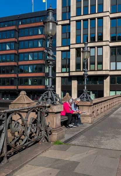 Senior Couple Sitting Bench High Bridge Hamburg —  Fotos de Stock