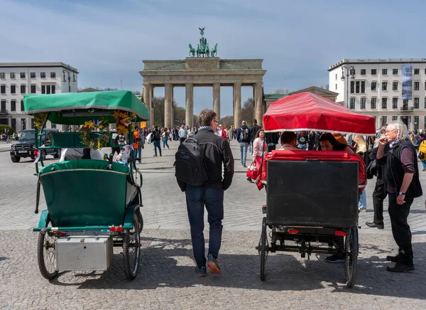 Tourists Front Brandenburg Gate Berlin — Stock Photo, Image