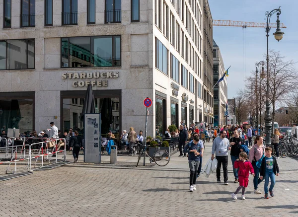 Туристы Кафе Starbucks Паризер Плац Бранденбургских Ворот Берлин Митте Германия — стоковое фото