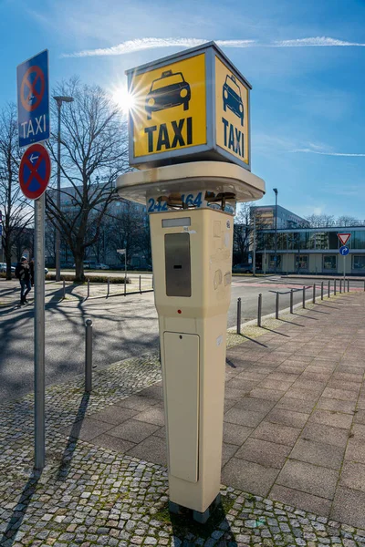 Berlin Almanya Karl Marx Allee Deki Taksi Için Eski Çağrı — Stok fotoğraf