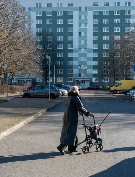 Senioren Met Wandelaars Maken Een Wandeling Berlijn Mitte Duitsland — Stockfoto