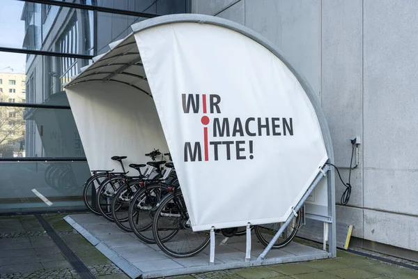 ドイツ ベルリンのミッテ地区事務所の従業員のための会社の自転車としての電子自転車 — ストック写真