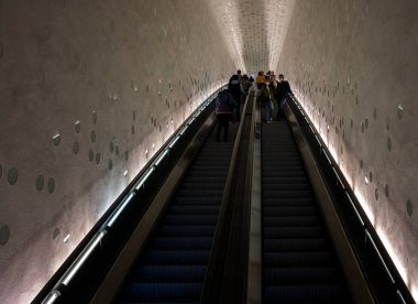 İç mimari, kamu izleme platformu, rüzgar saptırıcıları, merdivenleri, kafeleri ve ziyaretçileri olan plaza, Elbphilharmonie, Hafencity, Hamburg, Almanya