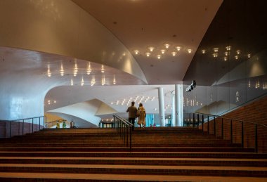 İç mimari, kamu izleme platformu, rüzgar saptırıcıları, merdivenleri, kafeleri ve ziyaretçileri olan plaza, Elbphilharmonie, Hafencity, Hamburg, Almanya