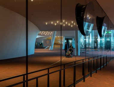 İç mimari, kamu izleme platformu, rüzgar saptırıcıları, merdivenleri, kafeleri ve ziyaretçileri olan plaza, Elbphilharmonie, Hafencity, Hamburg, Almanya