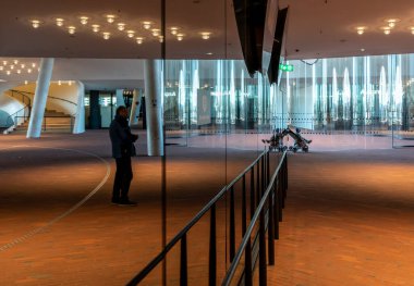 İç mimari, kamu izleme platformu, rüzgar saptırıcıları, merdivenleri, kafeleri ve ziyaretçileri olan plaza, Elbphilharmonie, Hafencity, Hamburg, Almanya