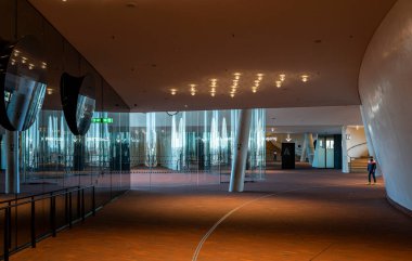 İç mimari, kamu izleme platformu, rüzgar saptırıcıları, merdivenleri, kafeleri ve ziyaretçileri olan plaza, Elbphilharmonie, Hafencity, Hamburg, Almanya