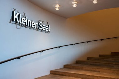 İç mimari, kamu izleme platformu, rüzgar saptırıcıları, merdivenleri, kafeleri ve ziyaretçileri olan plaza, Elbphilharmonie, Hafencity, Hamburg, Almanya