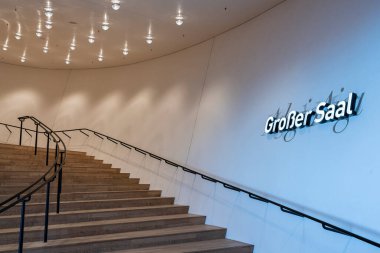 İç mimari, kamu izleme platformu, rüzgar saptırıcıları, merdivenleri, kafeleri ve ziyaretçileri olan plaza, Elbphilharmonie, Hafencity, Hamburg, Almanya