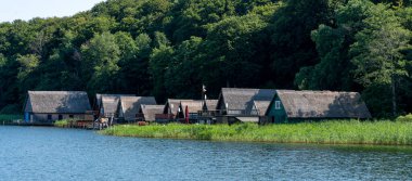 Mimarlık, tatil evleri ve manzara Schwerin Gölü, Mecklenburg-Batı Pomerania, Almanya