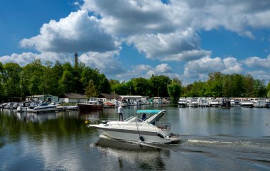 Berlin ve Brandenburg, Almanya arasında Havel 'de küçük jettiler, eğlence atletleri ve evler