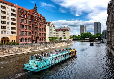 Berlin, Almanya 'da Spree' de eğlence gemisi